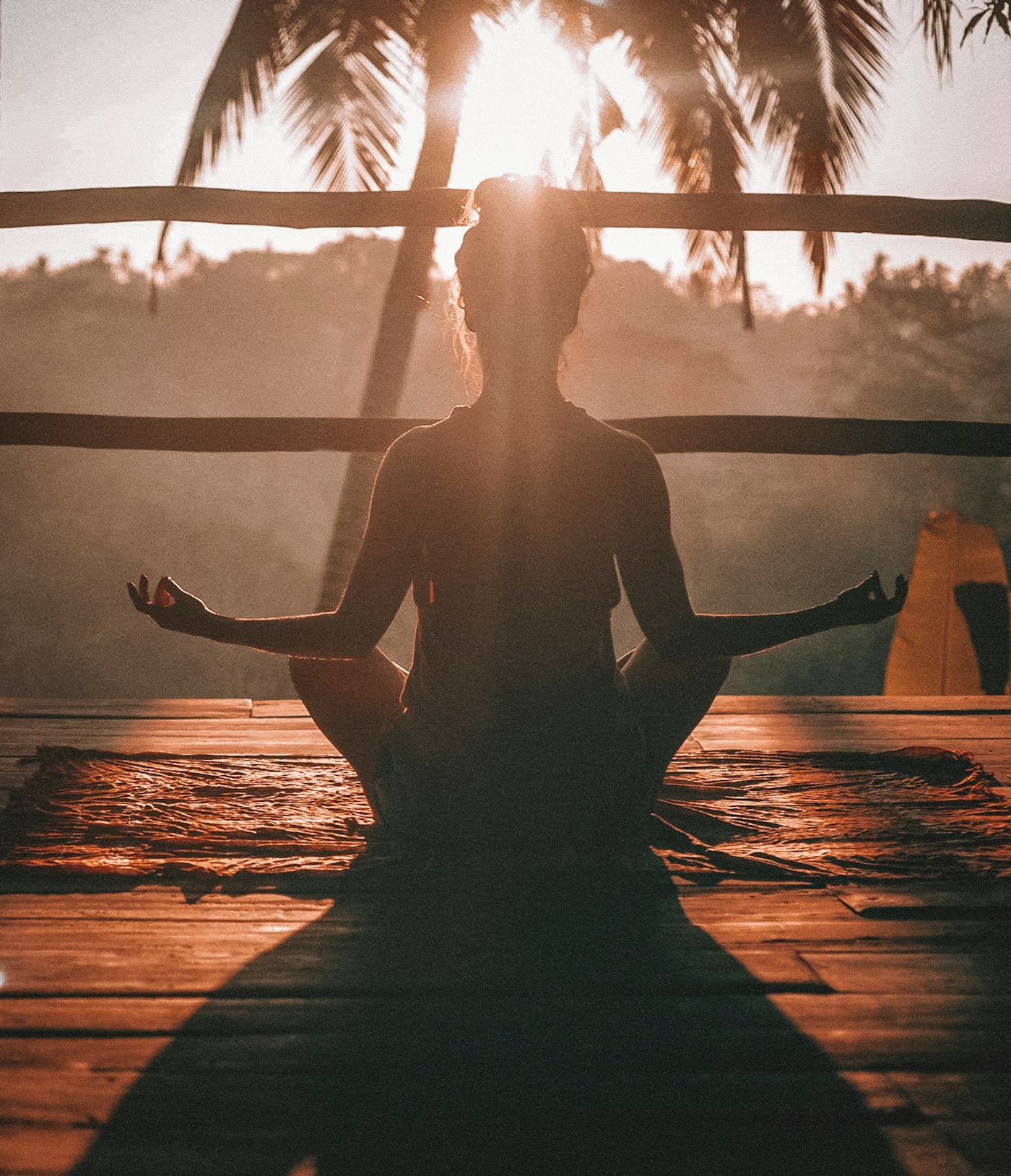 Prática de yoga na luz dourada do fim do dia