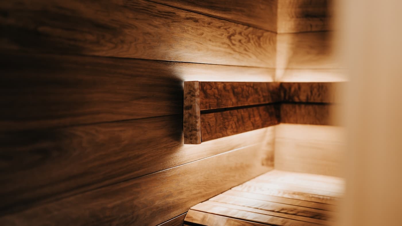 Interior de sauna em madeira com luz quente e suave