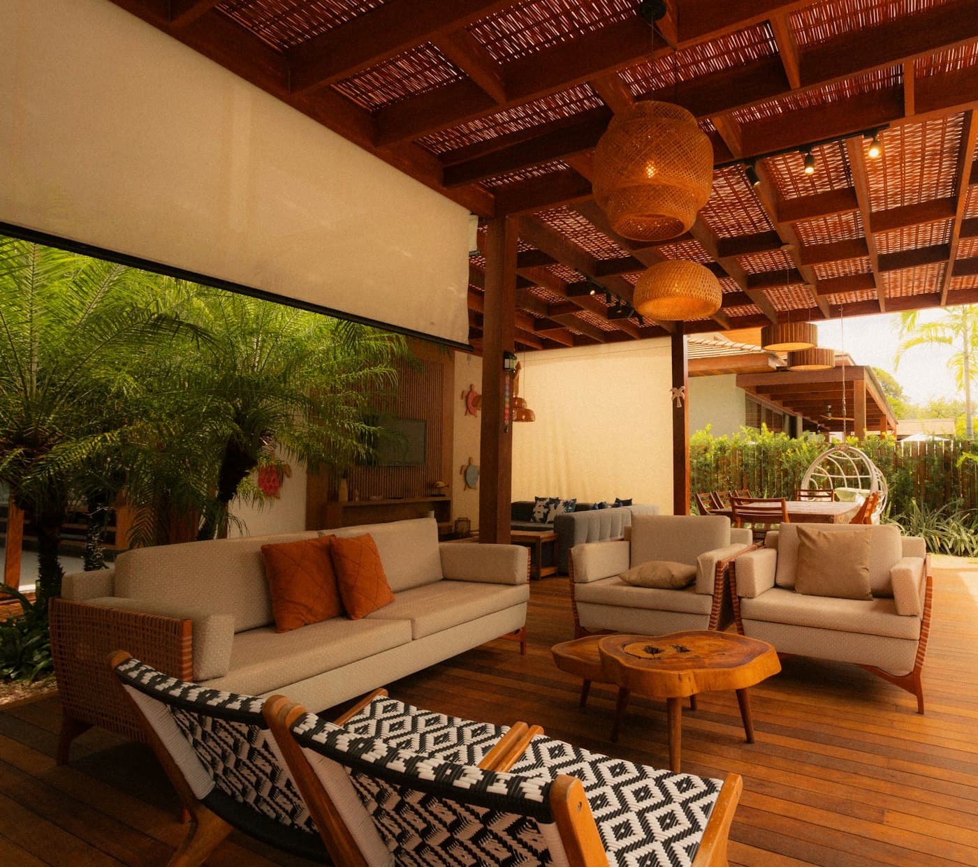 Lounge de pousada em madeira e fibras naturais, com luz quente