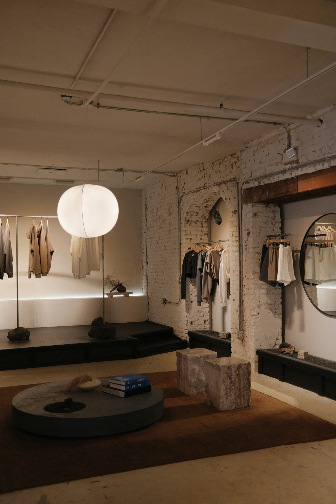 Interior de uma boutique com araras de roupa e luz quente